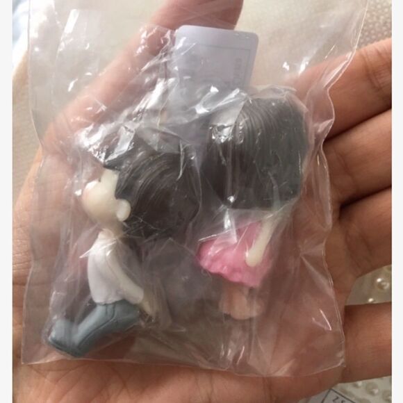 Mini Kissing Couple Figurine - Picture 4 of 4